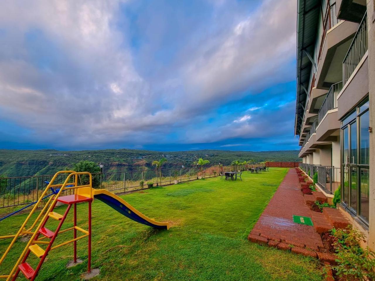 Mountain Breeze Resort, Mahābaleshwar Exteriör bild